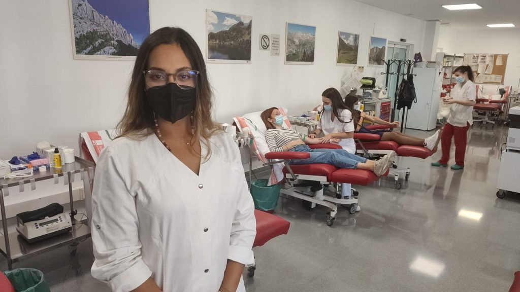 Doctora marroquí en el Banco de Sangre y Tejidos de Aragón