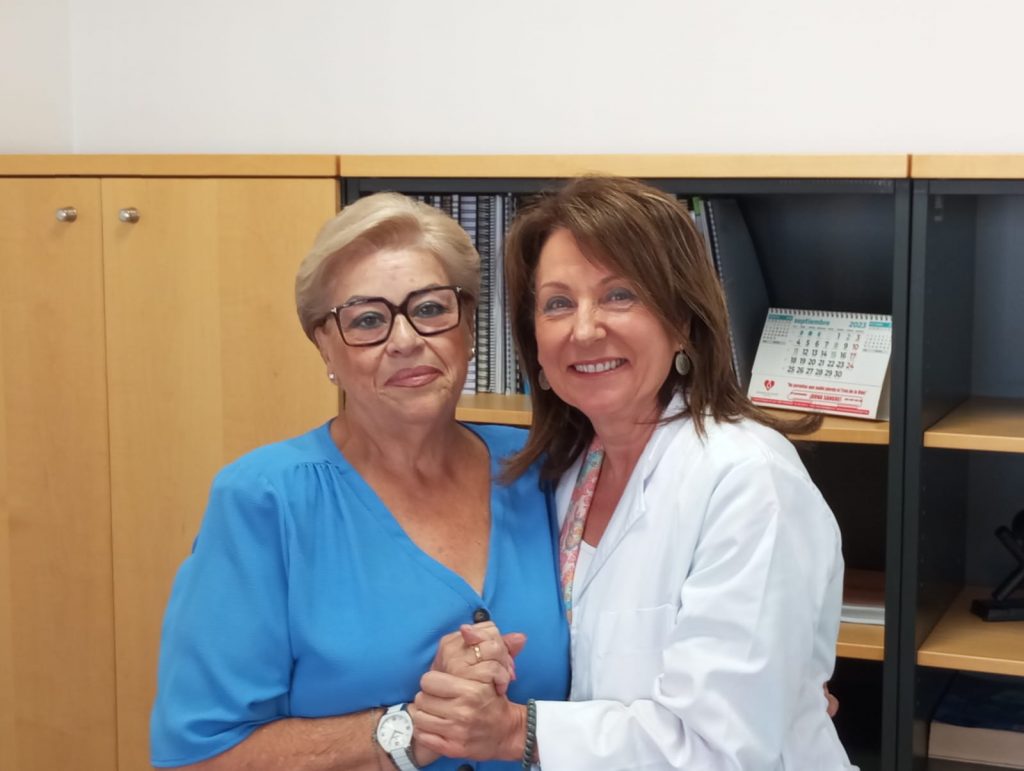 Rosa Plantagenet y Maricarmen González en el Banco de Sangre y Tejidos de Aragón