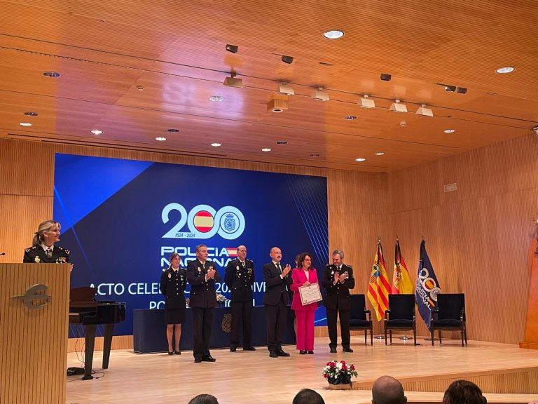El Banco recibe diploma de Policía Nacional